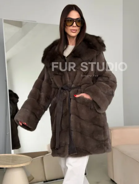 Шуба норковая с капюшоном из куницы - фото 11