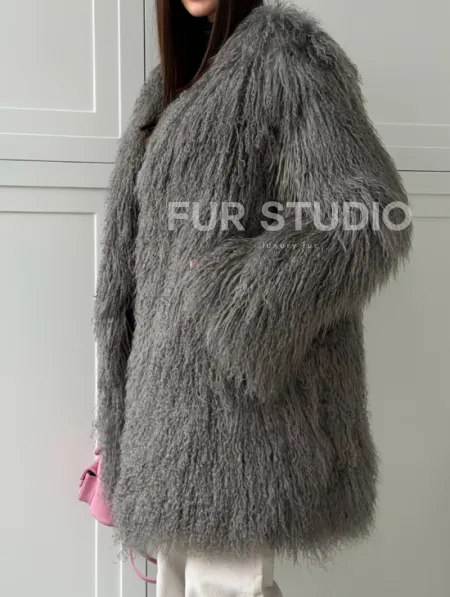 Удлиненная серая шуба из ламы - фото 4