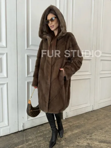 Шуба из меха норки с капюшоном в цвете орех - фото 0