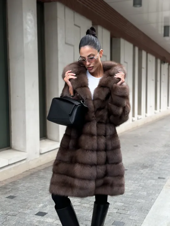 Шуба из меха куницы с капюшоном цвет трюфель - фото 9