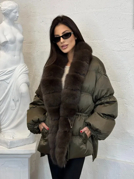 Женский стеганный пуховик на гусином пуху с отделкой из меха песца - фото 10