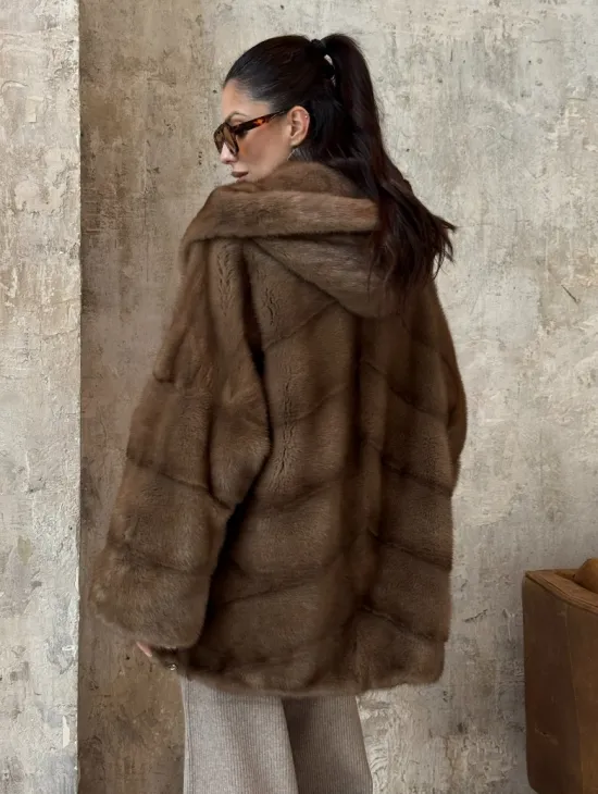 Укороченная норковая шуба с капюшоном из норки - фото 3
