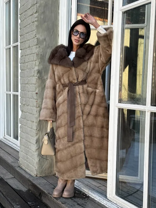 Женская удлиненная норковая шуба в цвете пастель с капюшоном из меха куницы - фото 7