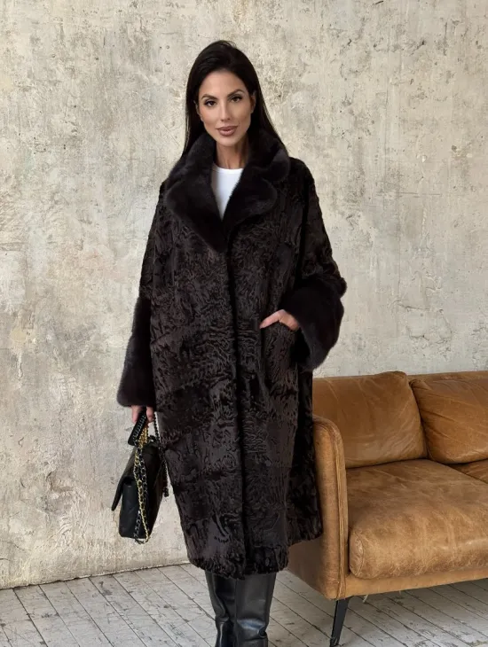 Женская шуба из натурального меха каракульчи с отделкой из норки - фото 9