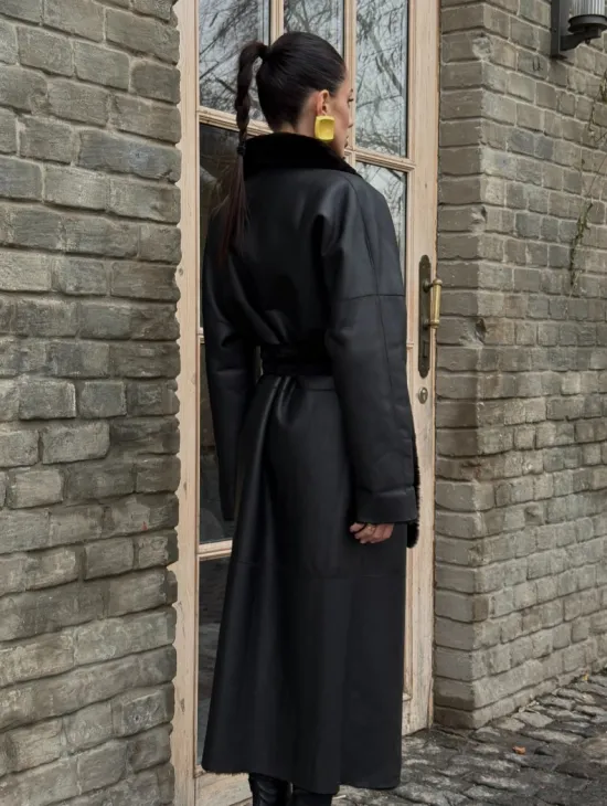 Двусторонняя модная дублёнка на запах из меха мериноса - фото 4