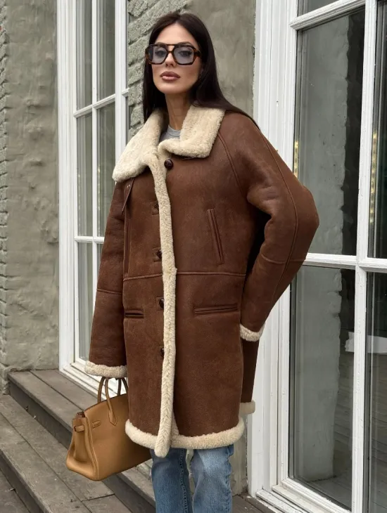 Удлиненная женская дубленка из меха мериноса на пуговицах - фото 1