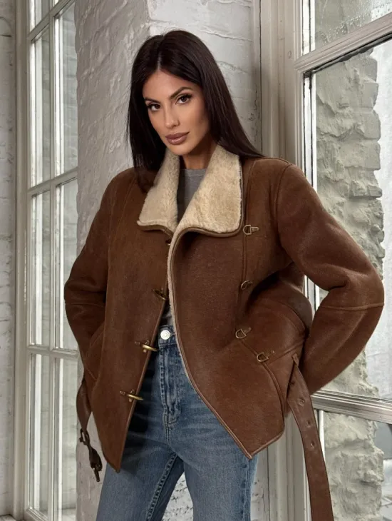 Женская дубленка в цвете виски с декоративными крючками - фото 0