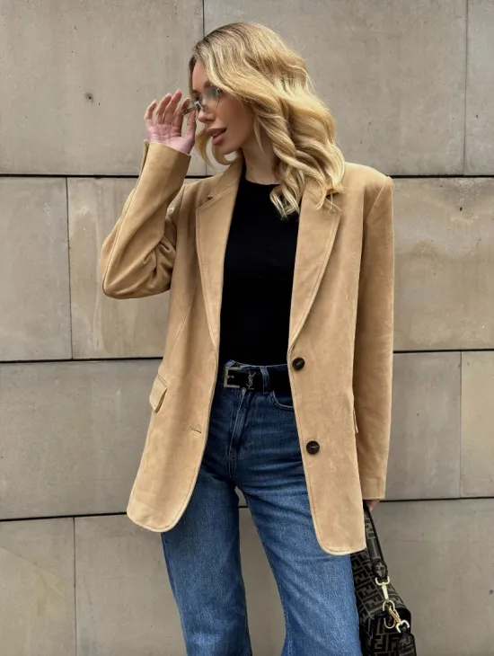 Стильный однобортный пиджак из натуральной замши в бежевом цвете - фото 6