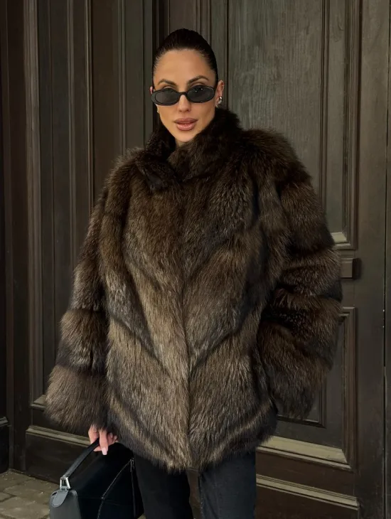 Полушубок из натурального меха енота с воротником стойка - фото 8