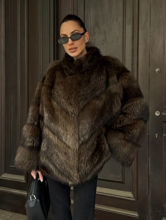 Полушубок из натурального меха енота с воротником стойка - фото 0