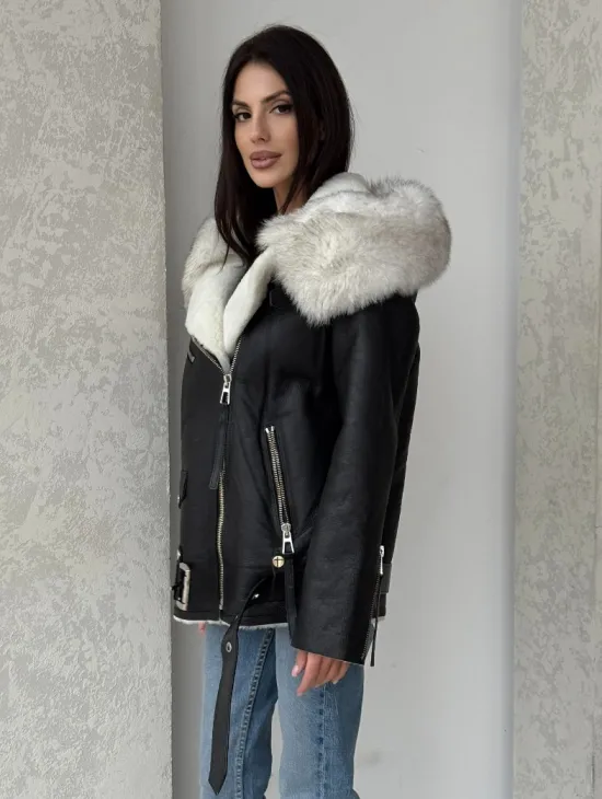 Черная куртка дубленка с капюшоном - фото 4