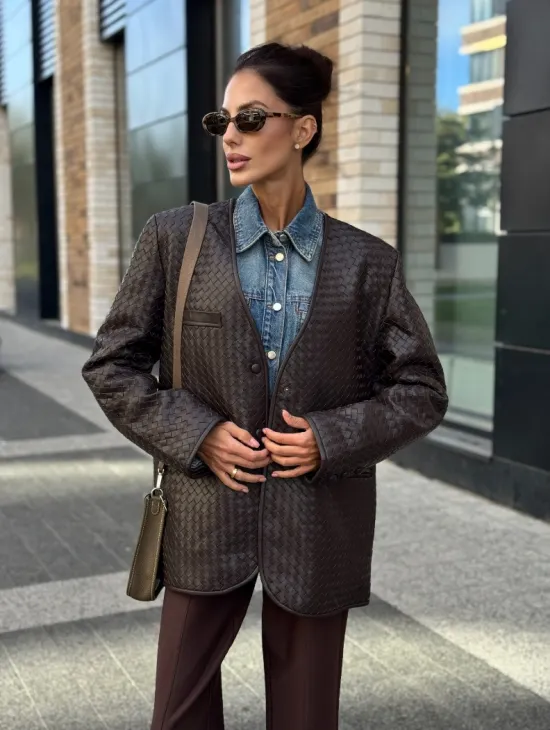 Стильный пиджак из натуральной плетеной кожи - фото 7