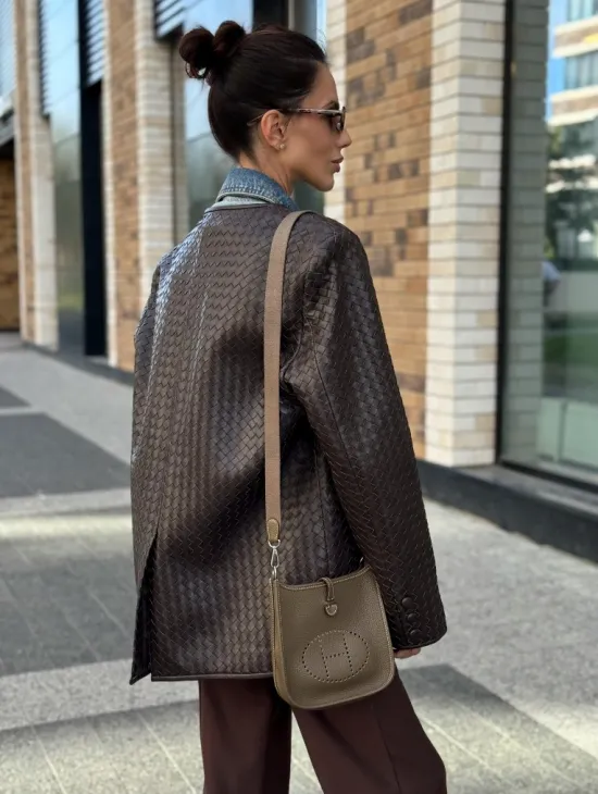 Стильный пиджак из натуральной плетеной кожи - фото 4