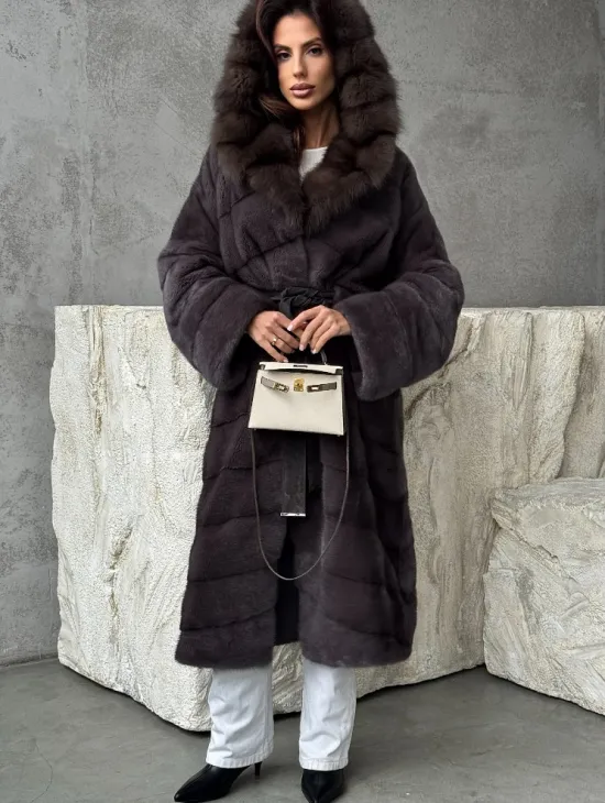 Шуба норковая графитовый ирис с капюшоном куницы - фото 3