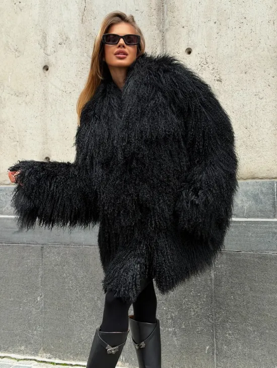 Черная шуба из ламы V-образный вырез - фото 4