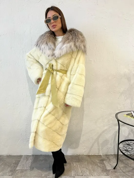Шуба норковая с капюшоном из меха рыси - бледно-желтый цвет - фото 4