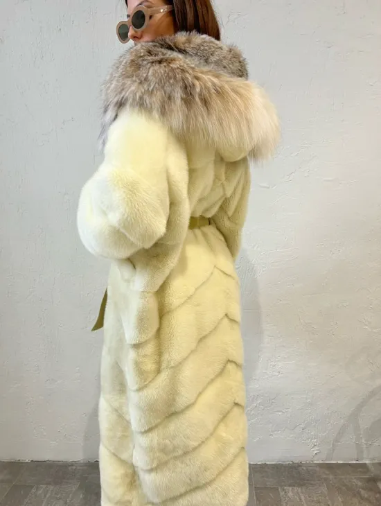Шуба норковая с капюшоном из меха рыси - бледно-желтый цвет - фото 7