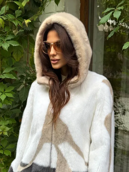 Стильная норковая куртка с капюшоном - фото 7